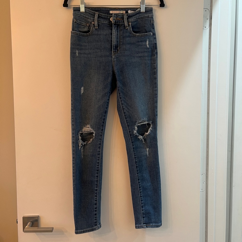 Levi’s High Rise Skinny Jeans - Distressed Size 26